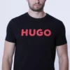Descubra a Camiseta Hugo Boss com manga curta, gola redonda e logotipo Boss da nova estação. Feita de 100% algodão para um conforto excepcional. Disponível agora na nossa loja!