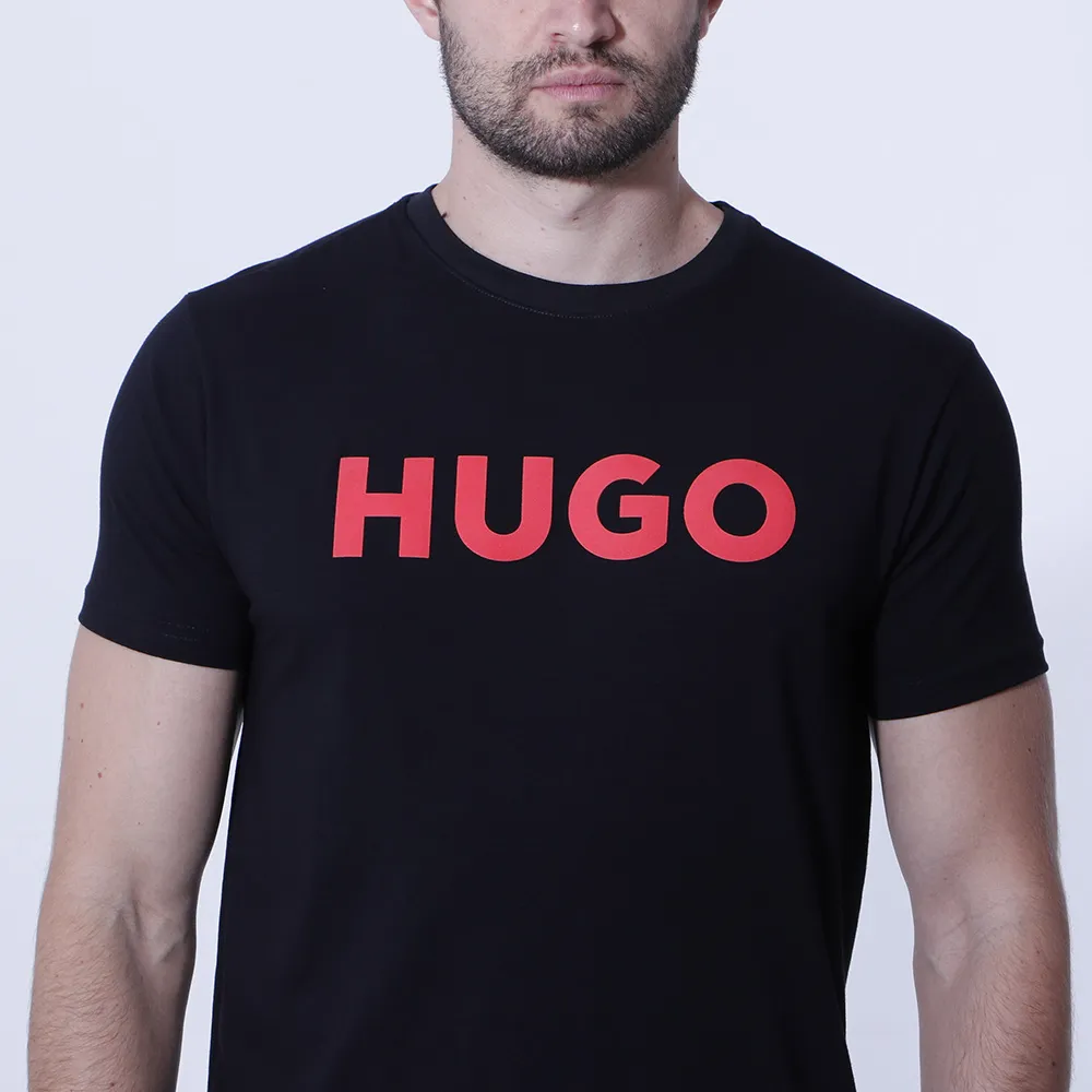 Descubra a Camiseta Hugo Boss com manga curta, gola redonda e logotipo Boss da nova estação. Feita de 100% algodão para um conforto excepcional. Disponível agora na nossa loja!